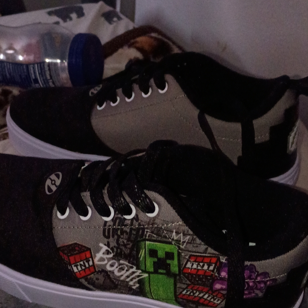 Minecraft Creeper Lace Up Boys' Sneakers Black Gray Green Red Low Top skaters.